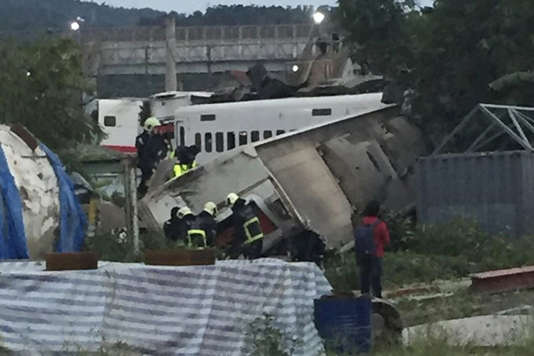 Taiwán: Socorristas revisan sitio de descarrilamiento fatal