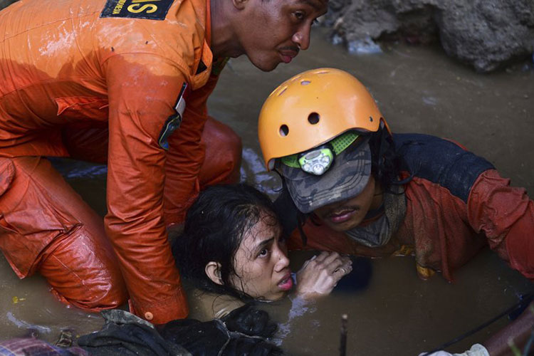 Indonesia: Empiezan a sepultar a víctimas del terremoto