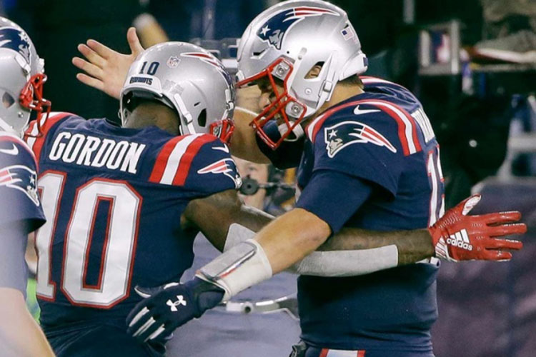 Tom Brady llega a 500 TD en victoria de Patriotas