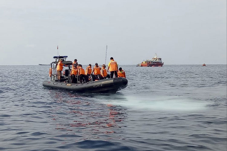 Indonesia: Improbable que haya sobrevivientes caída de avión