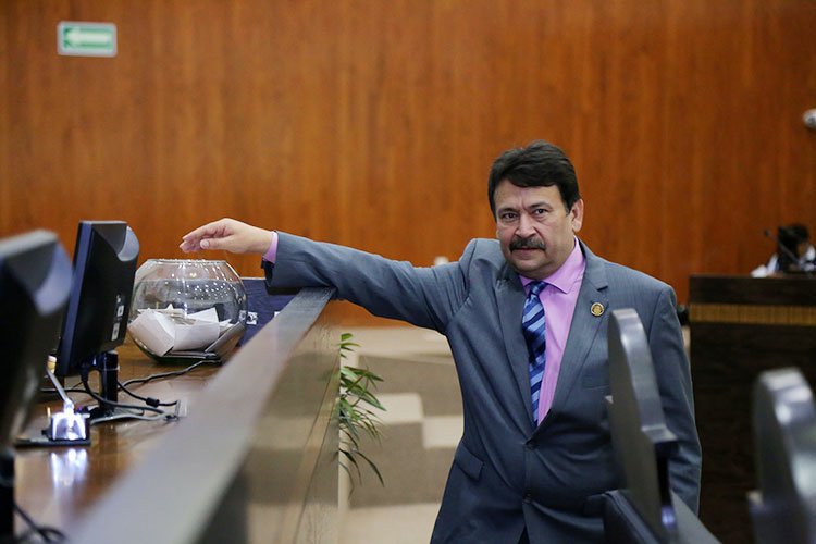 Emiten convocatoria para investigar evaluación a maestros