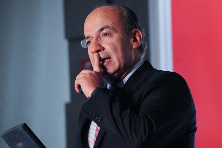 Felipe Calderón renuncia al PAN