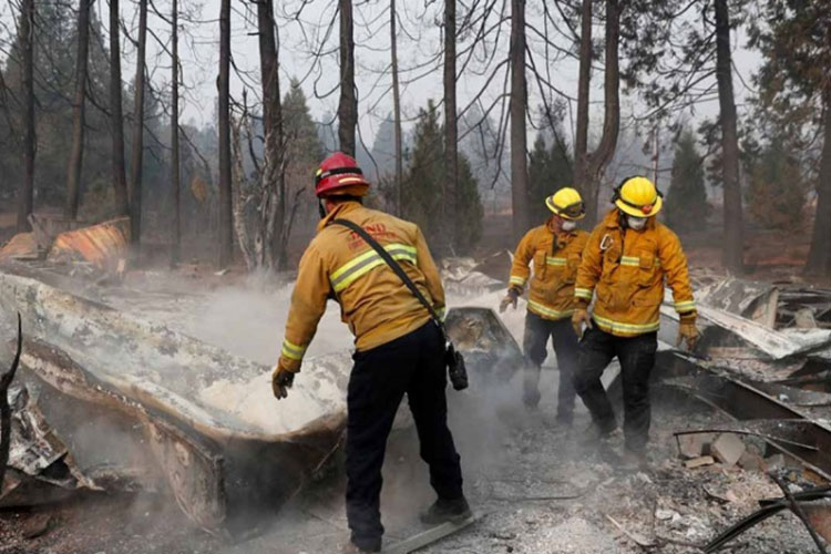 Vientos avivan incendios en California; suman 76 muertos