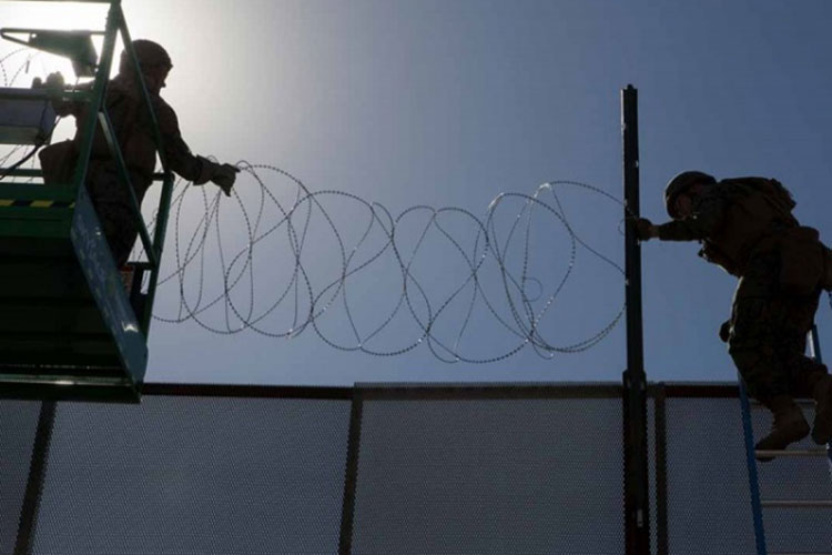 Con alambradas y barricadas refuerzan seguridad en garita de Otay
