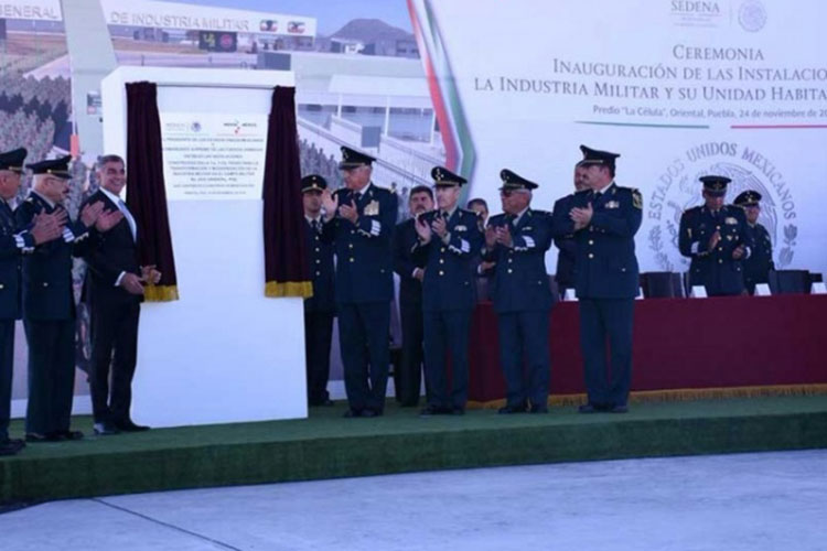 Cienfuegos entrega instalaciones militares en Puebla