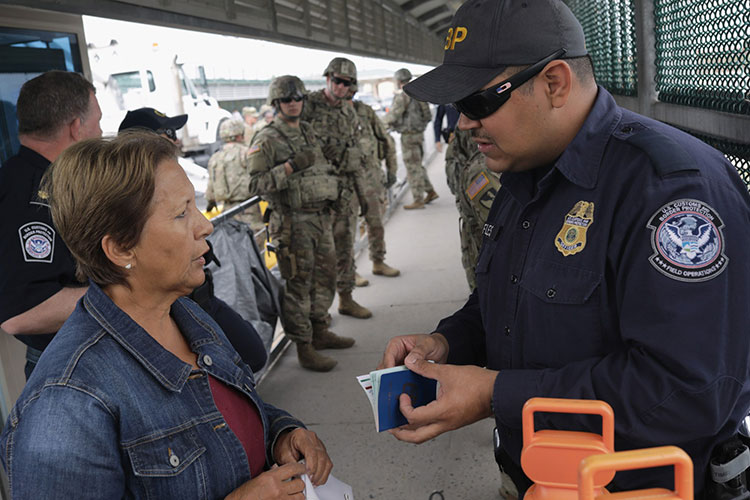 Refuerzan militares de EU frontera con Tamaulipas por caravana de migrantes