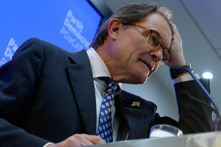 Condenan a Artur Mas a pagar casi 5 mde por consulta separatista