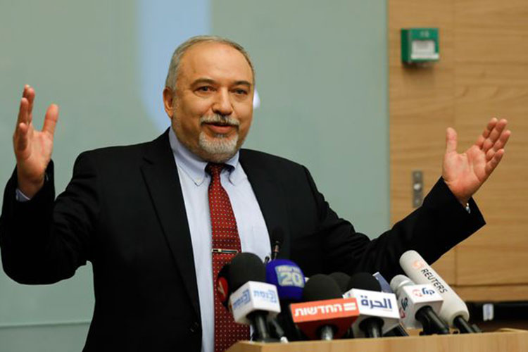Dimite ministro israelí de Defensa; rechaza tregua con palestinos