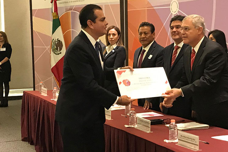 Recibe alcalde reconocimiento de la Segob para Nuevo Laredo