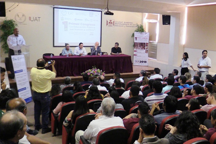 Exponen en la UAT temas sobre transformación y reforma educativa