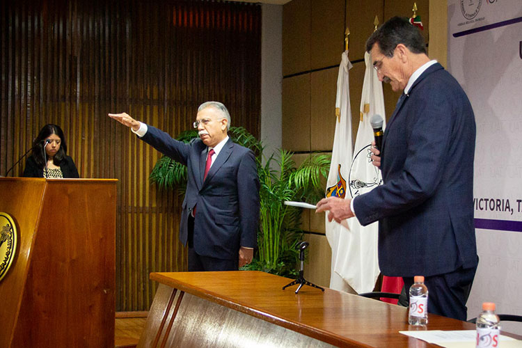Toma Protesta nuevo director de la Facultad de Derecho-Victoria