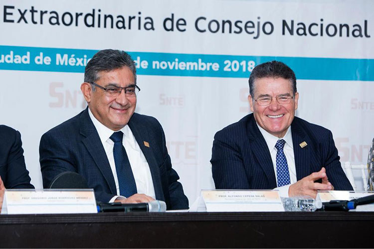 De la Torre se va del SNTE; Alfonso Cepada llega como interino