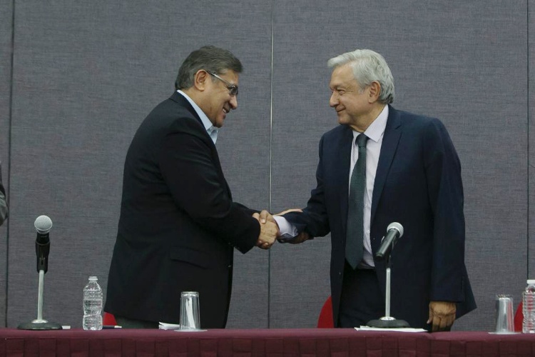 Se reúne AMLO con Alfonso Cepeda líder del SNTE