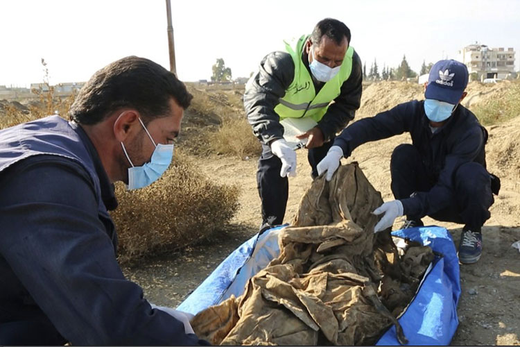 Siria: exhuman cientos de cadáveres de fosa común en Raqqa