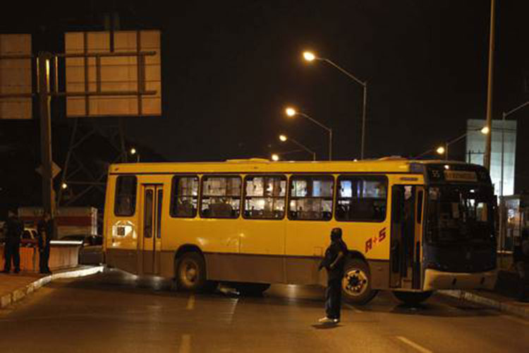 Mueren siete en volcadura de autobús en NL; hay 14 lesionados