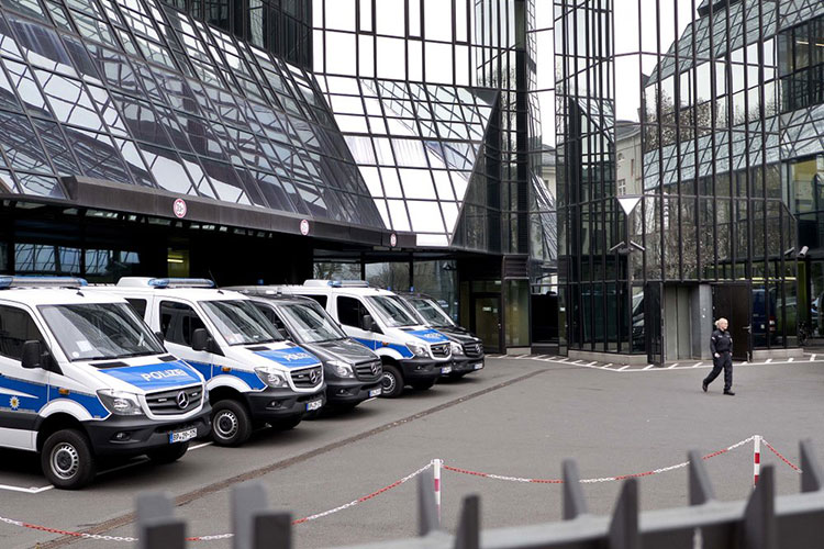 Segundo día de cateo en oficinas del Deutsche Bank