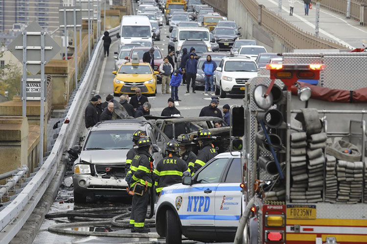 Muere una persona en violento choque en Puente de Brooklyn