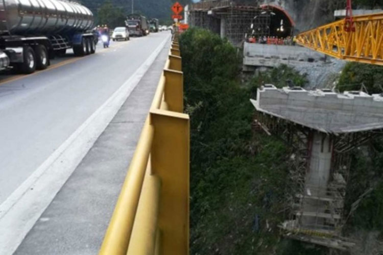 Muren 5 trabajadores en Colombia por derrumbe en obra