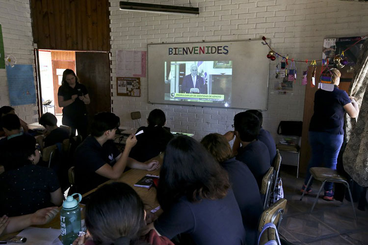 Chile promulga ley de identidad de género