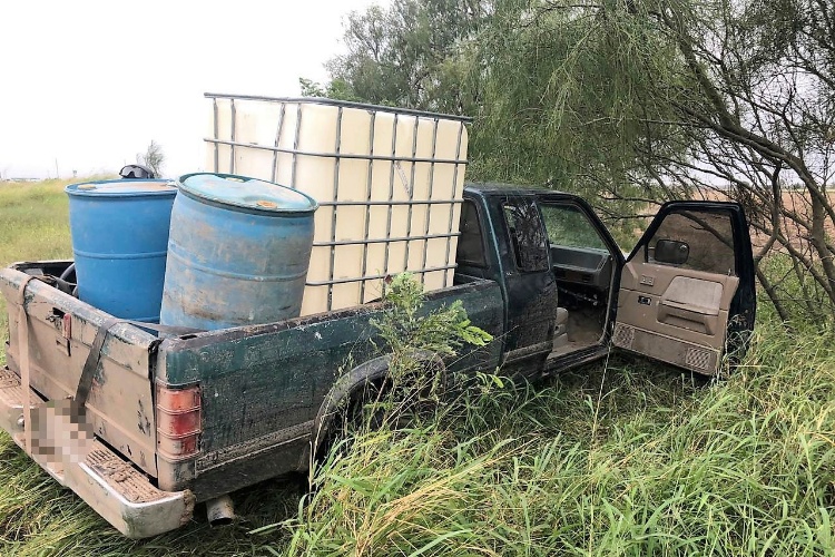 Policía Estatal aseguran camioneta con gasolina robada