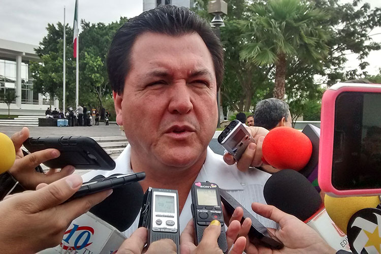 José Benítez tendrá doble salario como priista