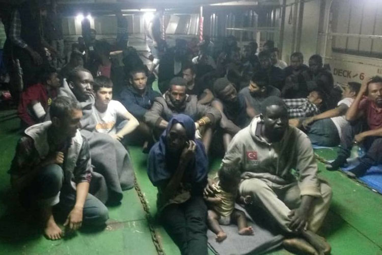 Fuerzan a migrantes a abandonar barco tras llegar a Libia