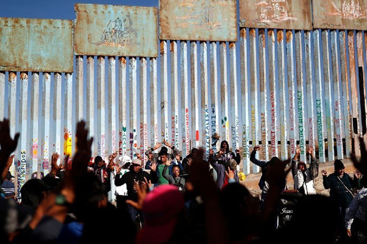 Alrededor de 100 migrantes intentan cruzar la frontera en Tijuana