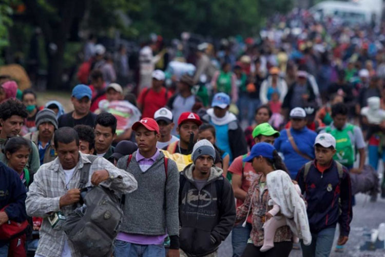 Caravana migrante avanza hacia el municipio de Isla, Veracruz