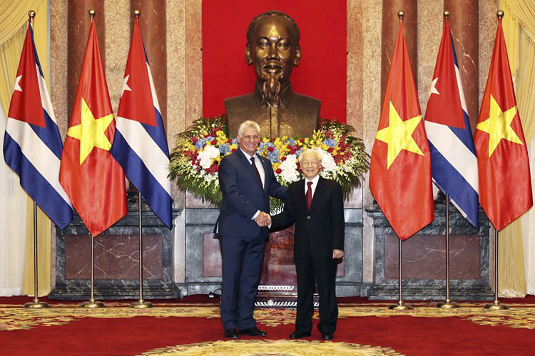 Vietnam y Cuba firman acuerdo comercial y estrecharán lazos