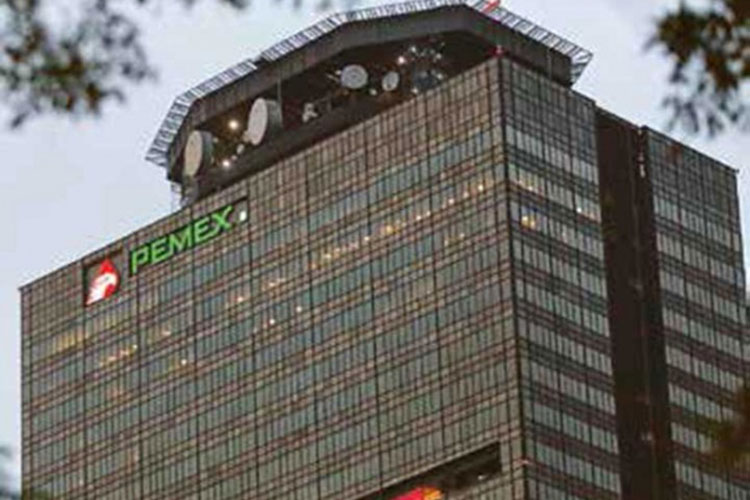 Petroleros buscan otro empleo tras futuros recortes