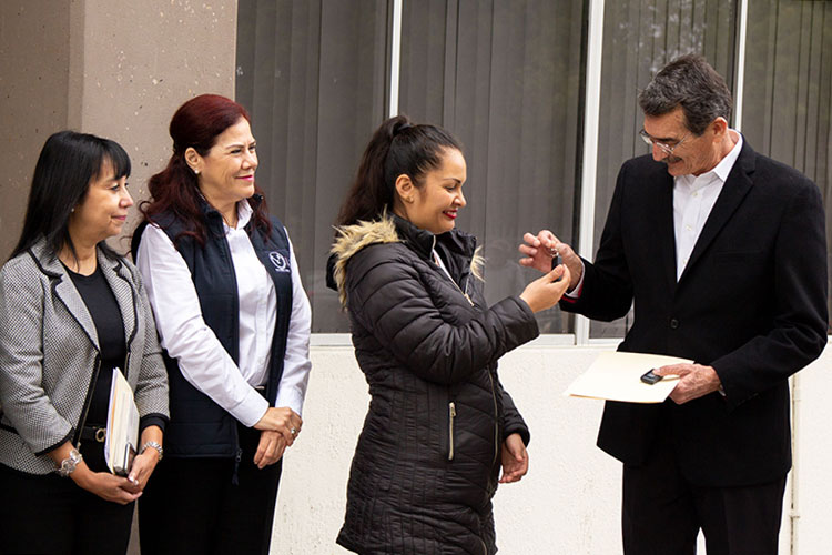 Entrega Rector premio a trabajadora universitaria del SUTUAT