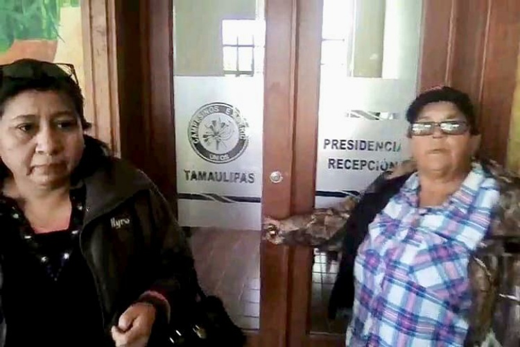Toman campesinos edificio de la CNC