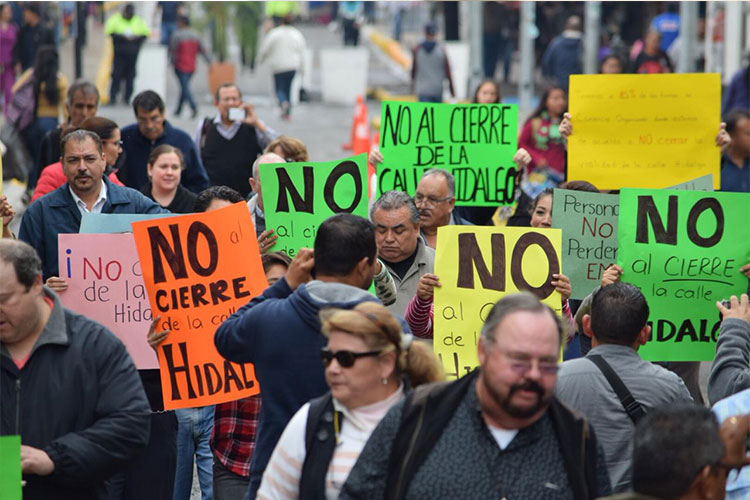 Marchan comerciantes por cierre de la calle Hidalgo