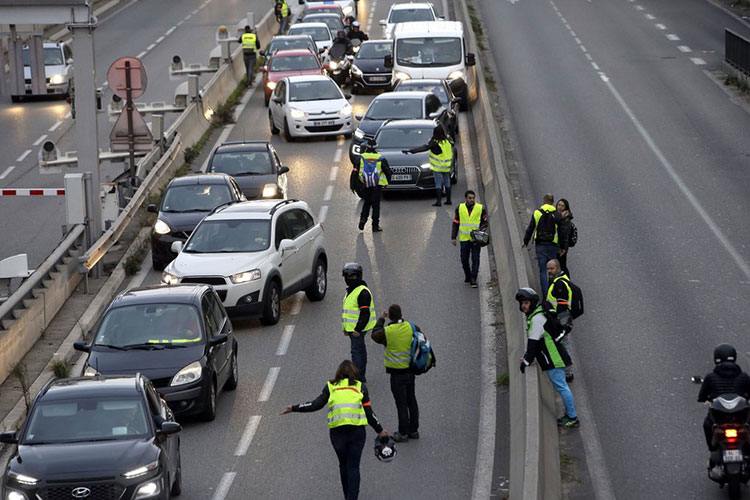 Francia: 1 muerto, 47 heridos en protesta por combustibles