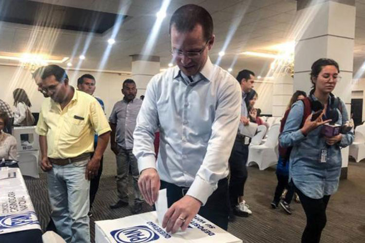 Ricardo Anaya acude a votar en elección interna del PAN