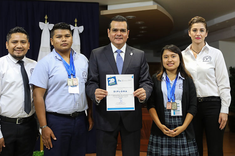 Destacan alumnos de prepa municipal en ExpoCiencias