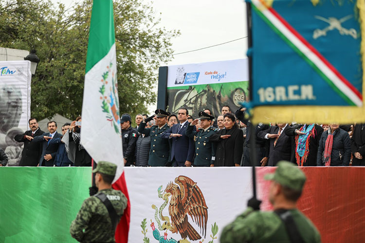 Disfrutan neolaredenses del desfile revolucionario