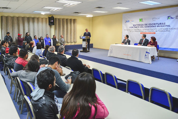 Entrega alcalde escrituras a la Facultad de Comercio de la UAT
