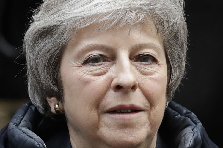 May intenta convencer a legisladores previo a reunión con UE