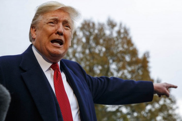 Trump amenaza con quitar más credenciales de prensa
