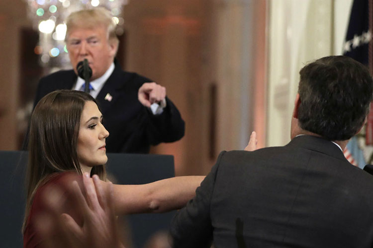 Juez ordena a Casa Blanca devolver acreditación a periodista de CNN