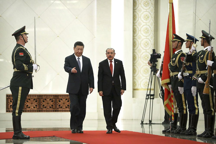 Tras romper con Taiwán, presidente dominicano visita Beijing
