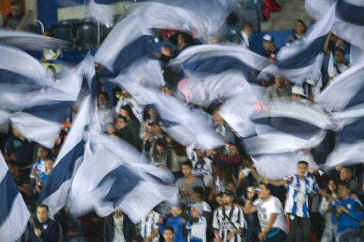 Mueren aficionados de Rayados camino al partido