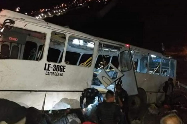 Cae autobús a barranco; mueren 8 personas y 50 resultan lesionadas