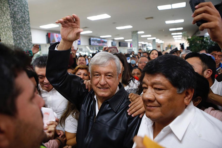 Ministros “se equivocan” sobre ley salarial: AMLO