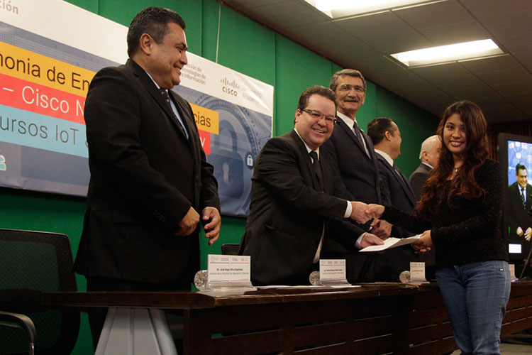 Entrega Rector constancias de los cursos UAT-Cisco