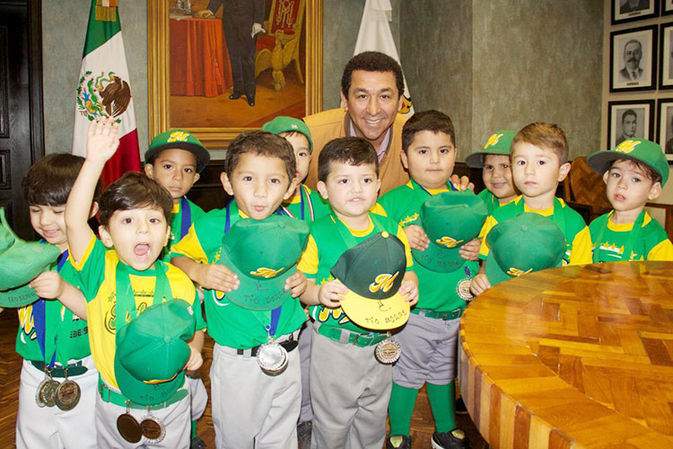 Sostiene Mario López encuentro con peloteritos