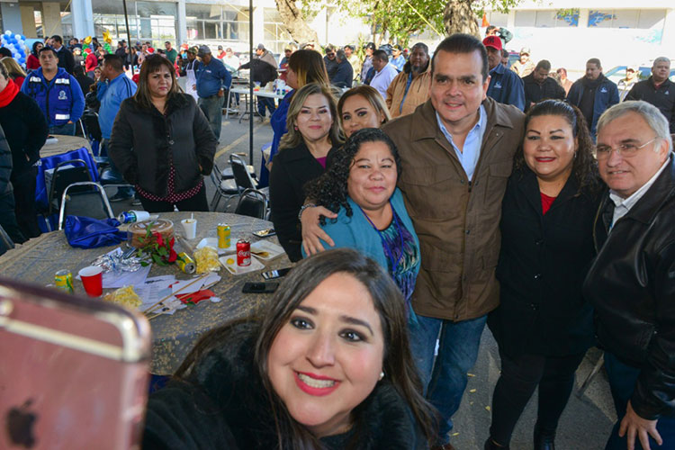Convive alcalde con empleados de COMAPA en su posada navideña