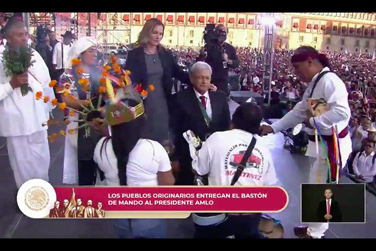Recibe AMLO Bastón de Mando