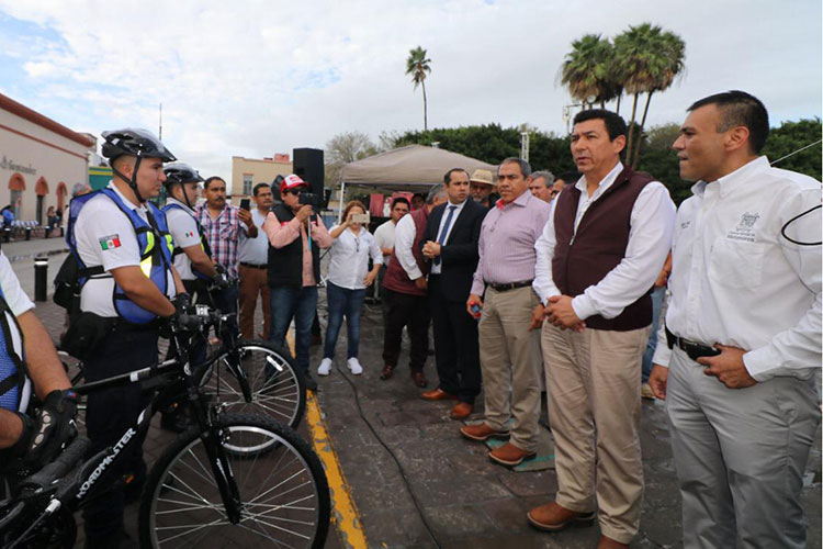 Da Mario López banderazo de salida a policías en bicicleta